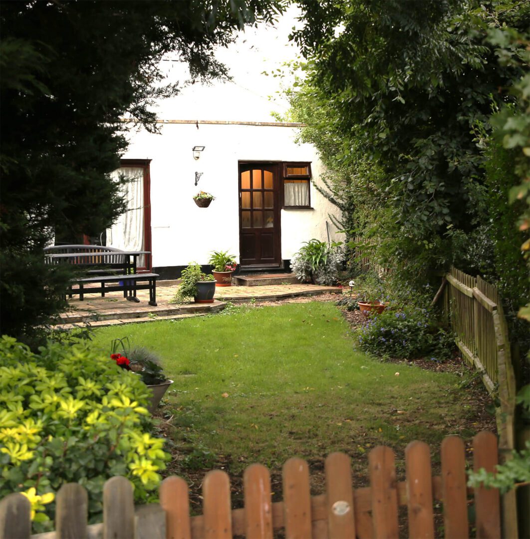 Pet-Friendly Cottages, Maidenhead | Sheephouse Manor Cottage 3 garden view