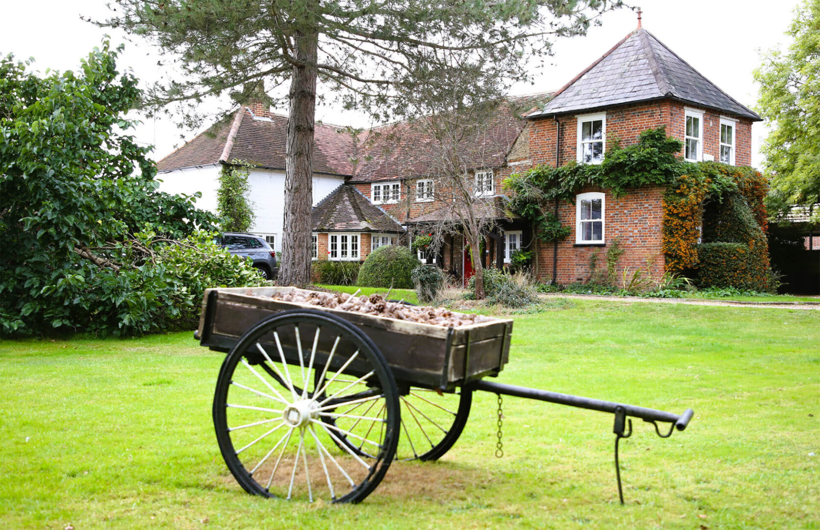 Self-Catering Cottages, Maidenhead | Sheephouse Manor Cottages house and barrow